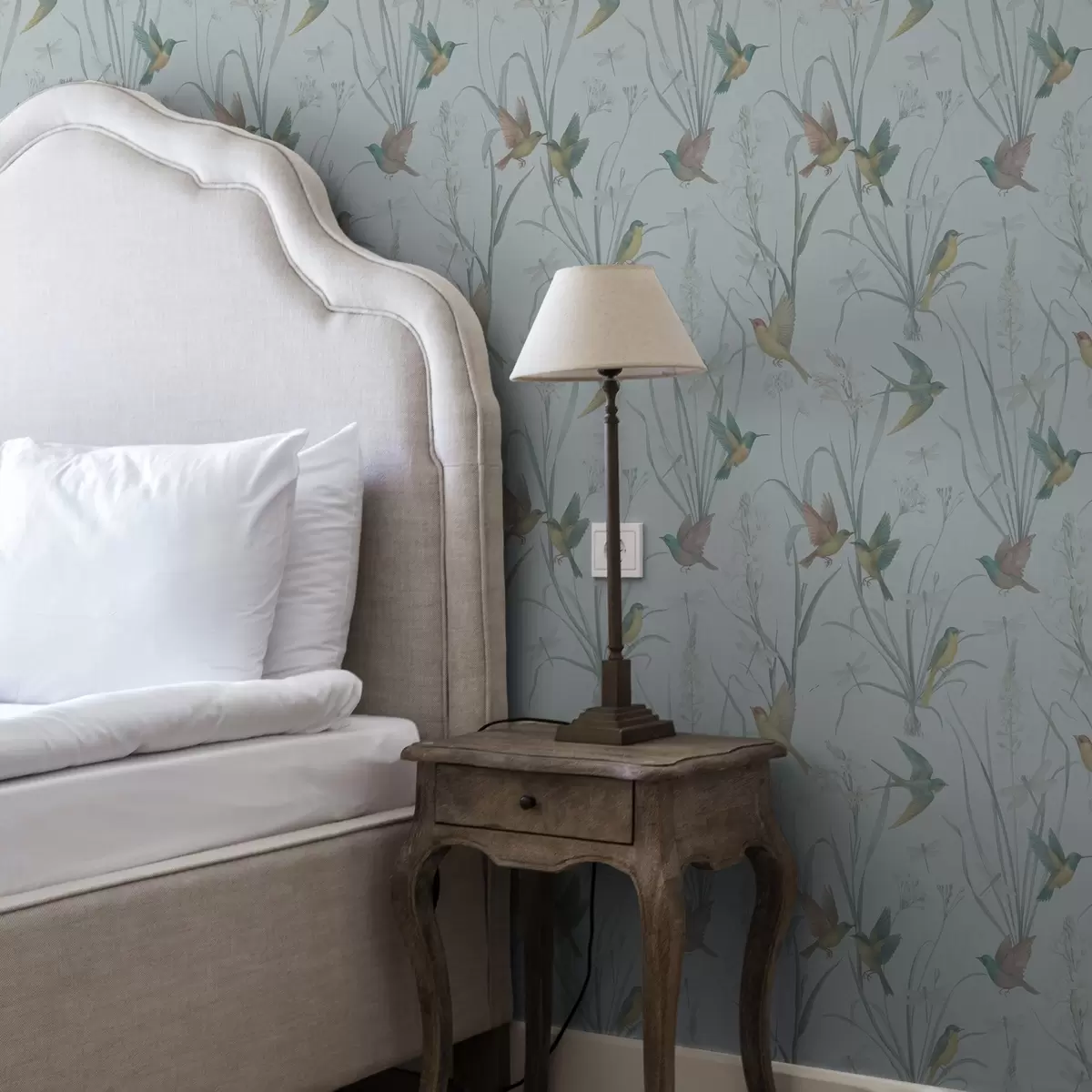 Tapete Vögel zwischen Wiesengräsern auf grau-blauem Boden a00776