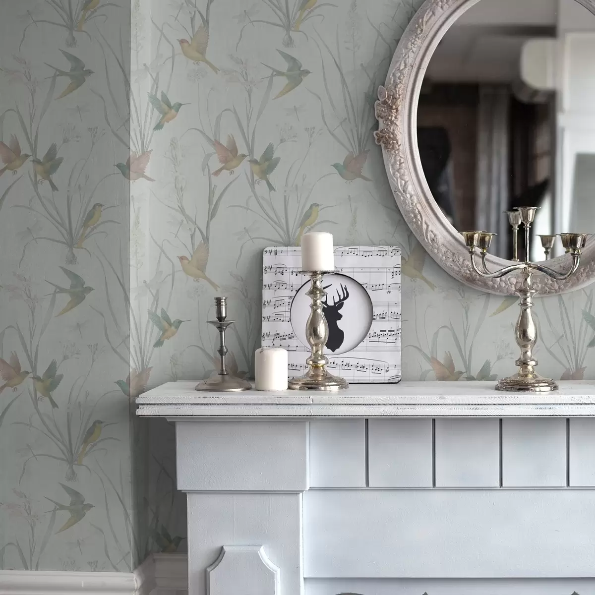 Tapete Vögel zwischen Wiesengräsern auf hellgrauem Hintergrund a00776v1