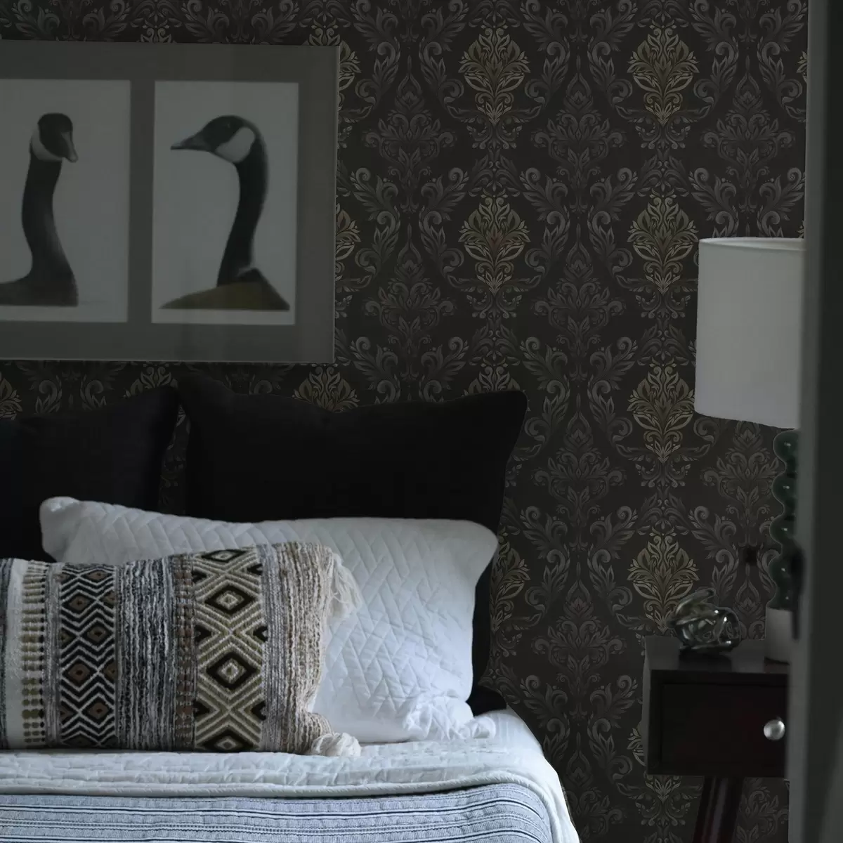 Tapete Damast auf dunklem Graphitgrund, Akzente in Oliv-Ocker a00828v5