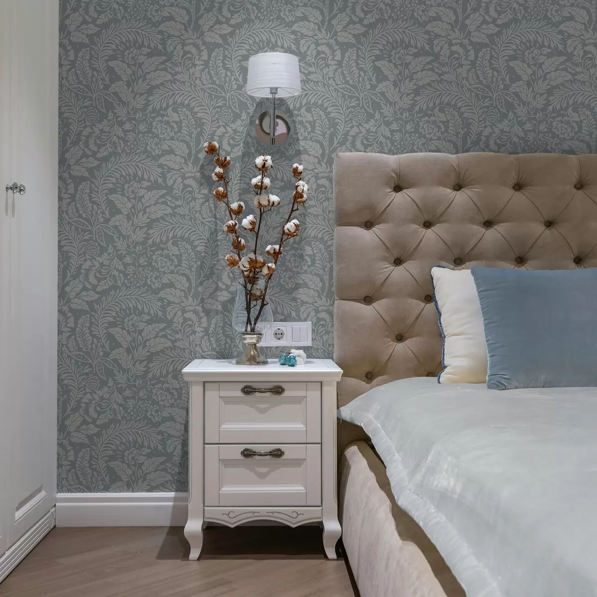 Tapete Einfarbiges Blumenmuster auf grau-blauem Hintergrund a00859