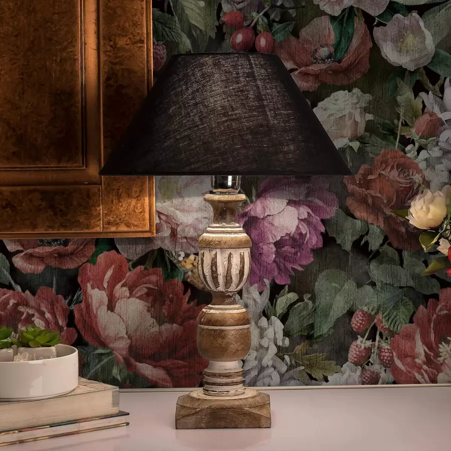 Fototapete Dunkle, dramatische Pfingstrosen, Beeren und Schmetterling auf schwarzem Hintergrund a00862