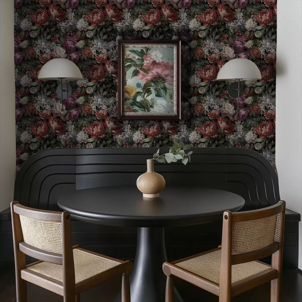 Tapete Dunkle, dramatische Pfingstrosen, Beeren und Schmetterling auf schwarzem Hintergrund a00862