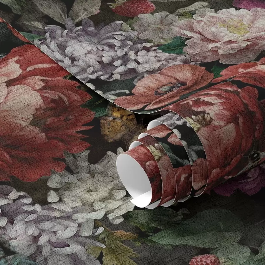 Fototapete Dunkle, dramatische Pfingstrosen, Beeren und Schmetterling auf schwarzem Hintergrund a00862