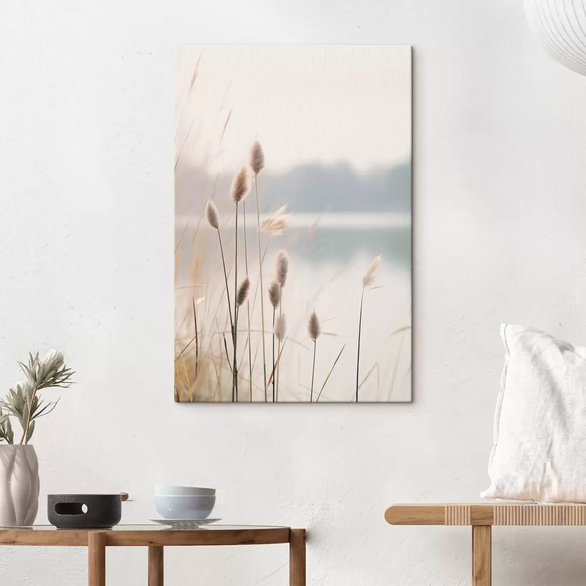 Wandbilder Weiche Schilfrohre an einem nebligen Seeufer, pastellbeige Farbtöne s46504