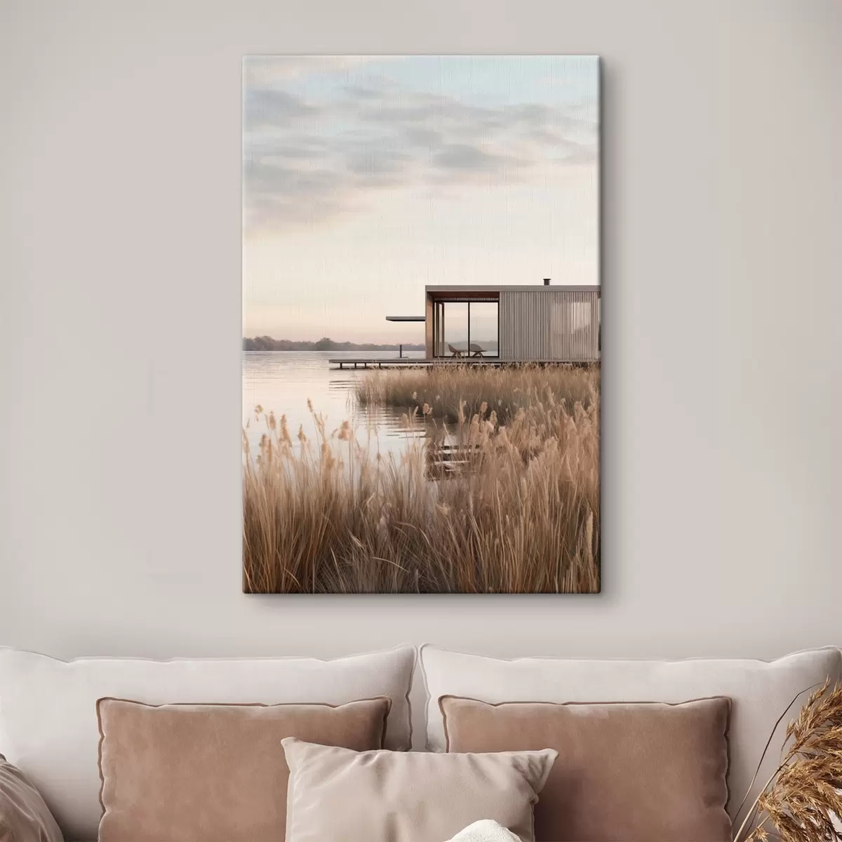 Wandbilder Moderne Hütte am Seeufer inmitten von Schilf in der sanften Abenddämmerung s46513