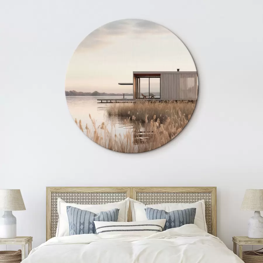 Wandbilder Moderne Hütte am Seeufer inmitten von Schilf in der sanften Abenddämmerung r46513