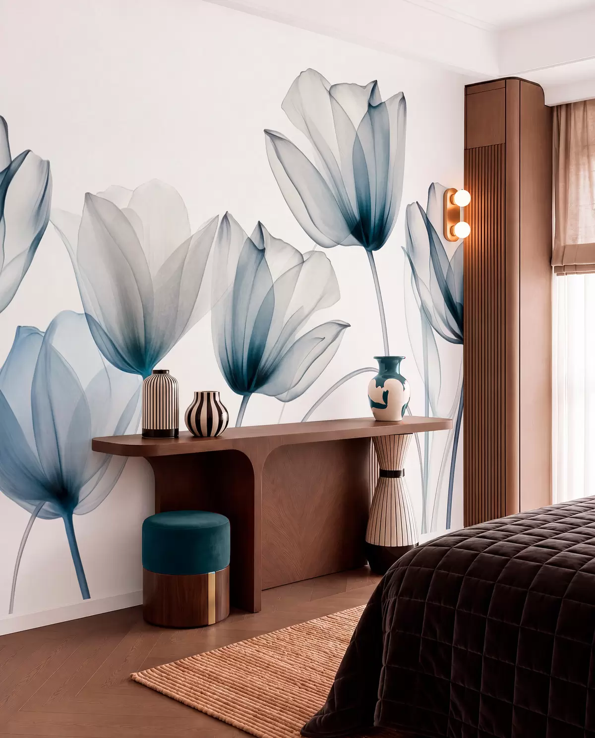 Fototapete Durchscheinende blaue und weiße Tulpenblüten mit langen Stielen vor hellem Hintergrund, zarte und strukturierte Blumenkunst w09538