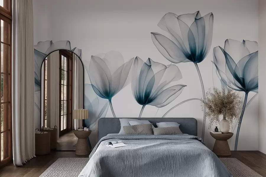 Fototapete Durchscheinende blaue und weiße Tulpenblüten mit langen Stielen vor hellem Hintergrund, zarte und strukturierte Blumenkunst w09538