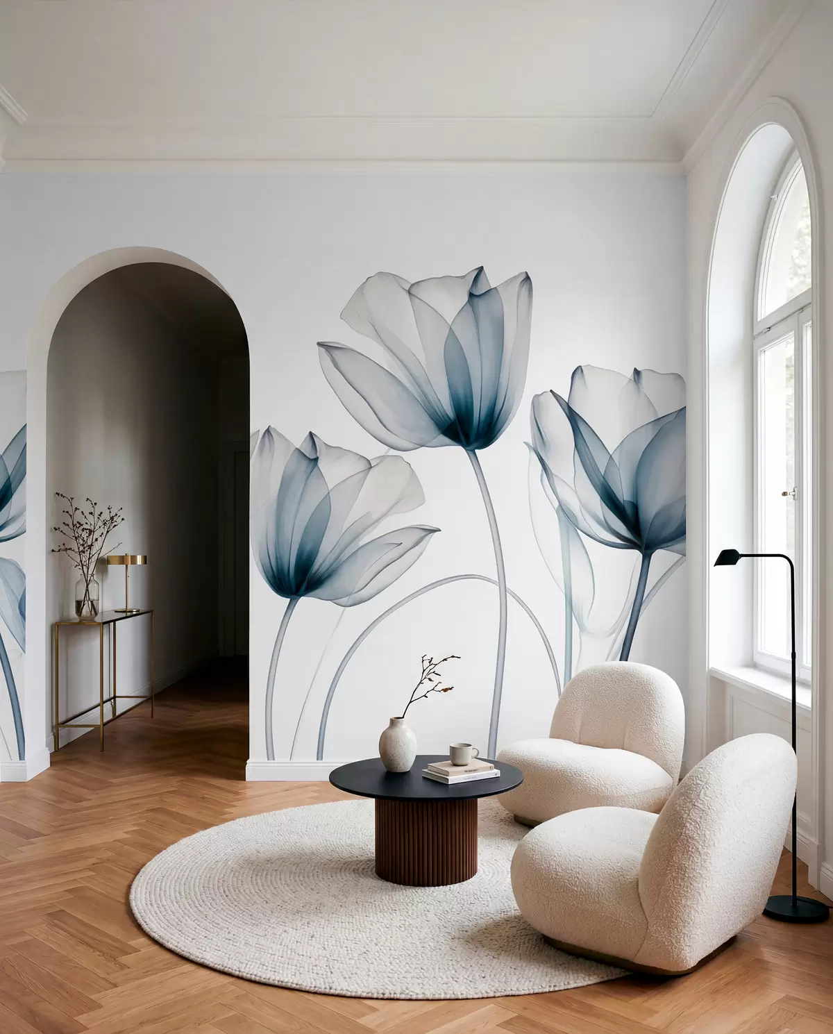 Fototapete Durchscheinende blaue und weiße Tulpenblüten mit langen Stielen vor hellem Hintergrund, zarte und strukturierte Blumenkunst w09538