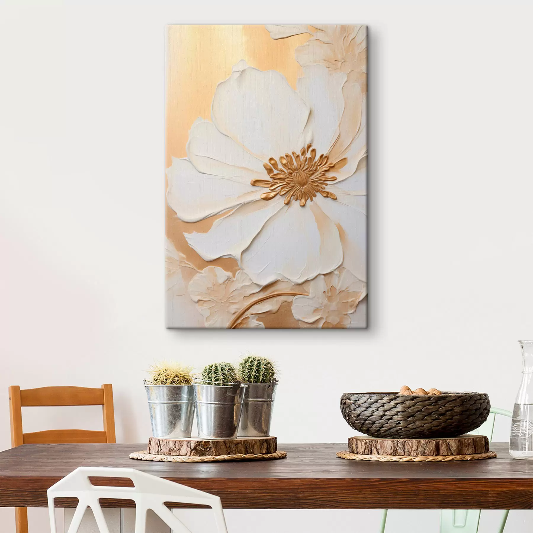 Wandbilder Weiße Blume mit zarten Blütenblättern, imitiert durch dicke Pinselstriche, auf einem hellorangen, strukturierten Hintergrund s46691