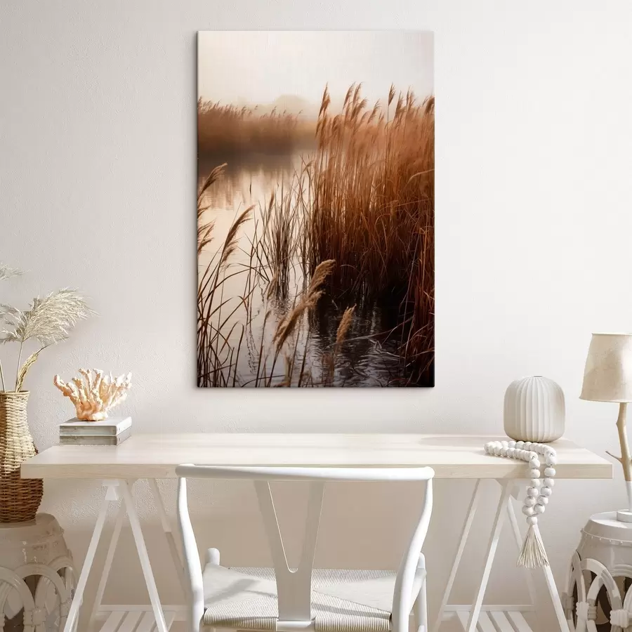 Wandbilder Hohe Schilfpflanzen wachsen in einem Gewässer, das Wasser spiegelt die Schilfpflanzen wider, nebliger Hintergrund, sanftes Licht, Naturszene s46695