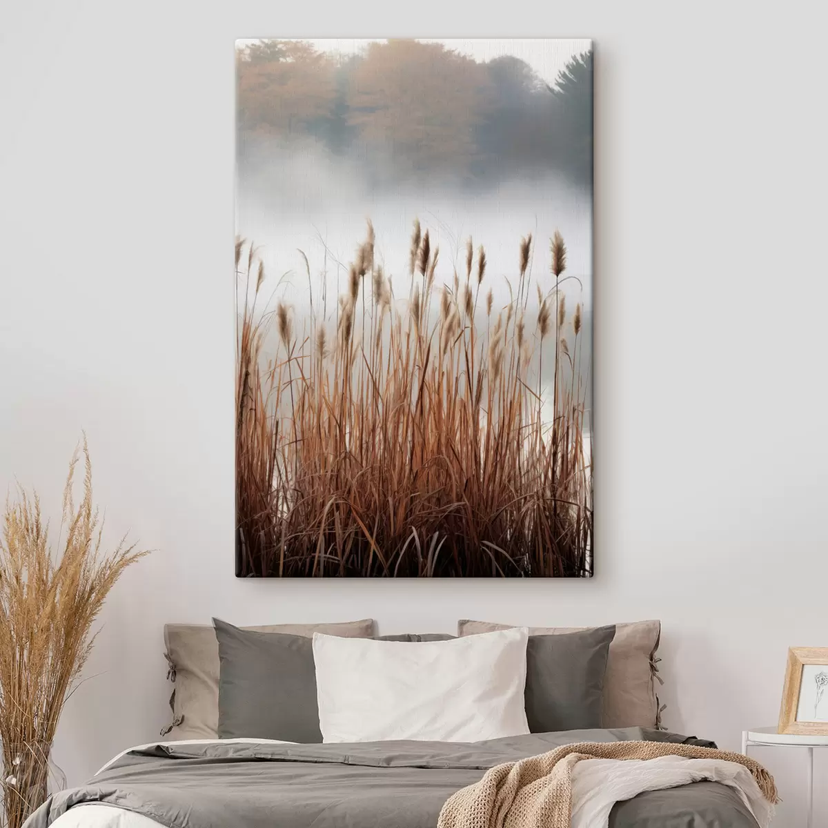 Wandbilder Hohe Schilfpflanzen wachsen in einem Gewässer, das Wasser spiegelt die Schilfpflanzen wider, nebliger Hintergrund, sanftes Licht, Naturszene s46696