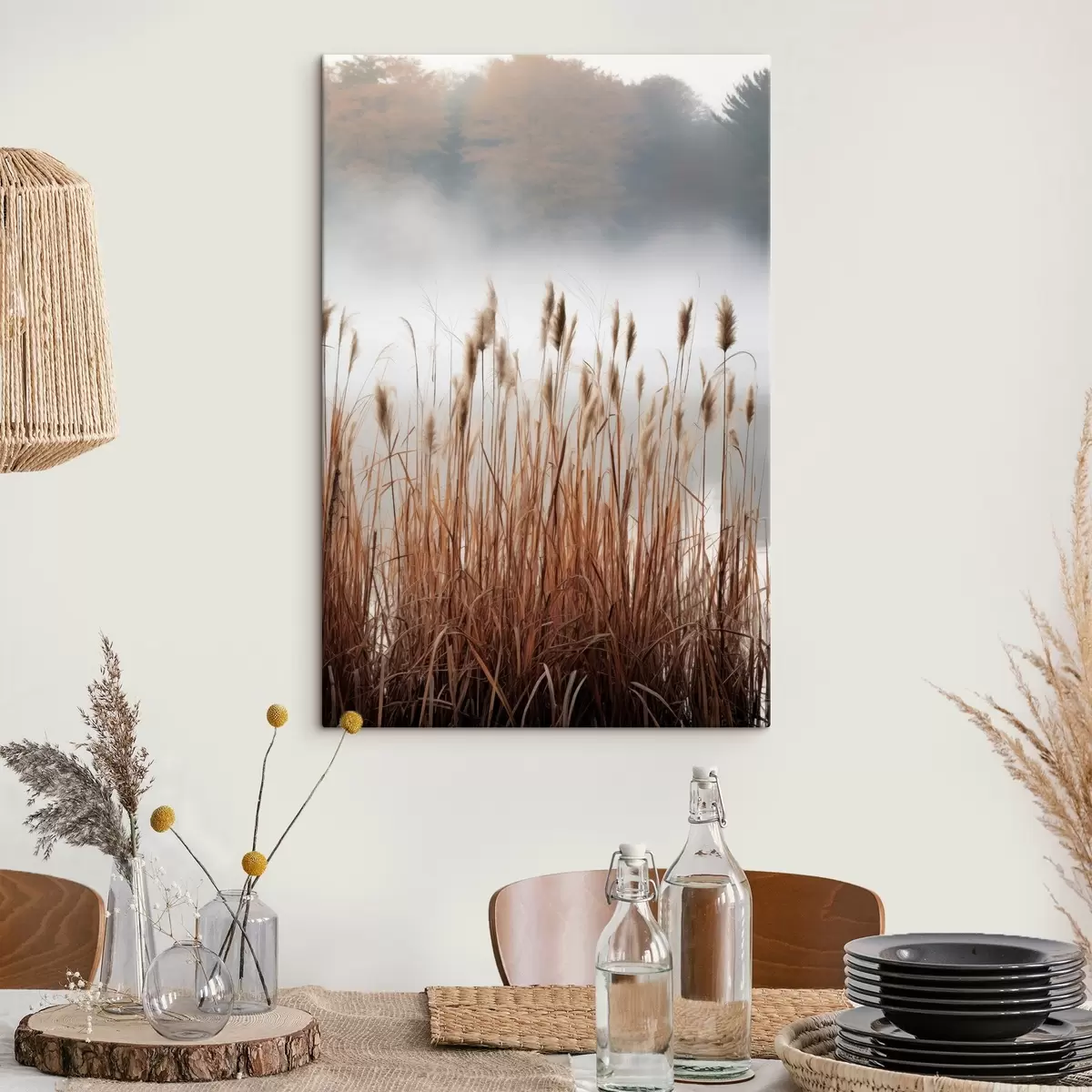 Wandbilder Hohe Schilfpflanzen wachsen in einem Gewässer, das Wasser spiegelt die Schilfpflanzen wider, nebliger Hintergrund, sanftes Licht, Naturszene s46696