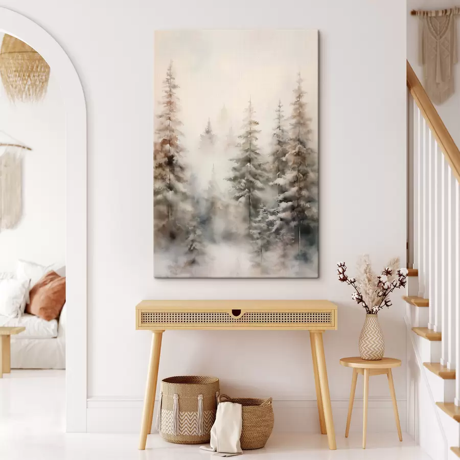 Wandbilder Hohe, schneebedeckte Kiefern stehen in einem nebligen Wald, eine sanfte, gedämpfte Winterszene. s46701