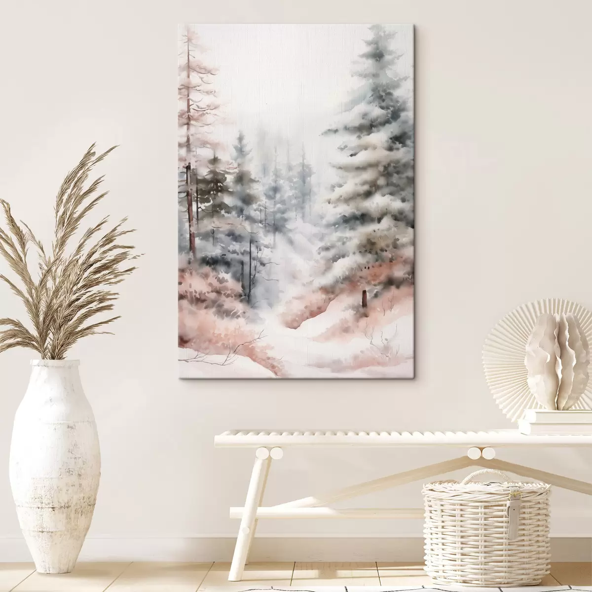 Wandbilder Hohe, schneebedeckte Kiefern stehen in einem nebligen Wald, eine sanfte, gedämpfte Winterszene. s46702