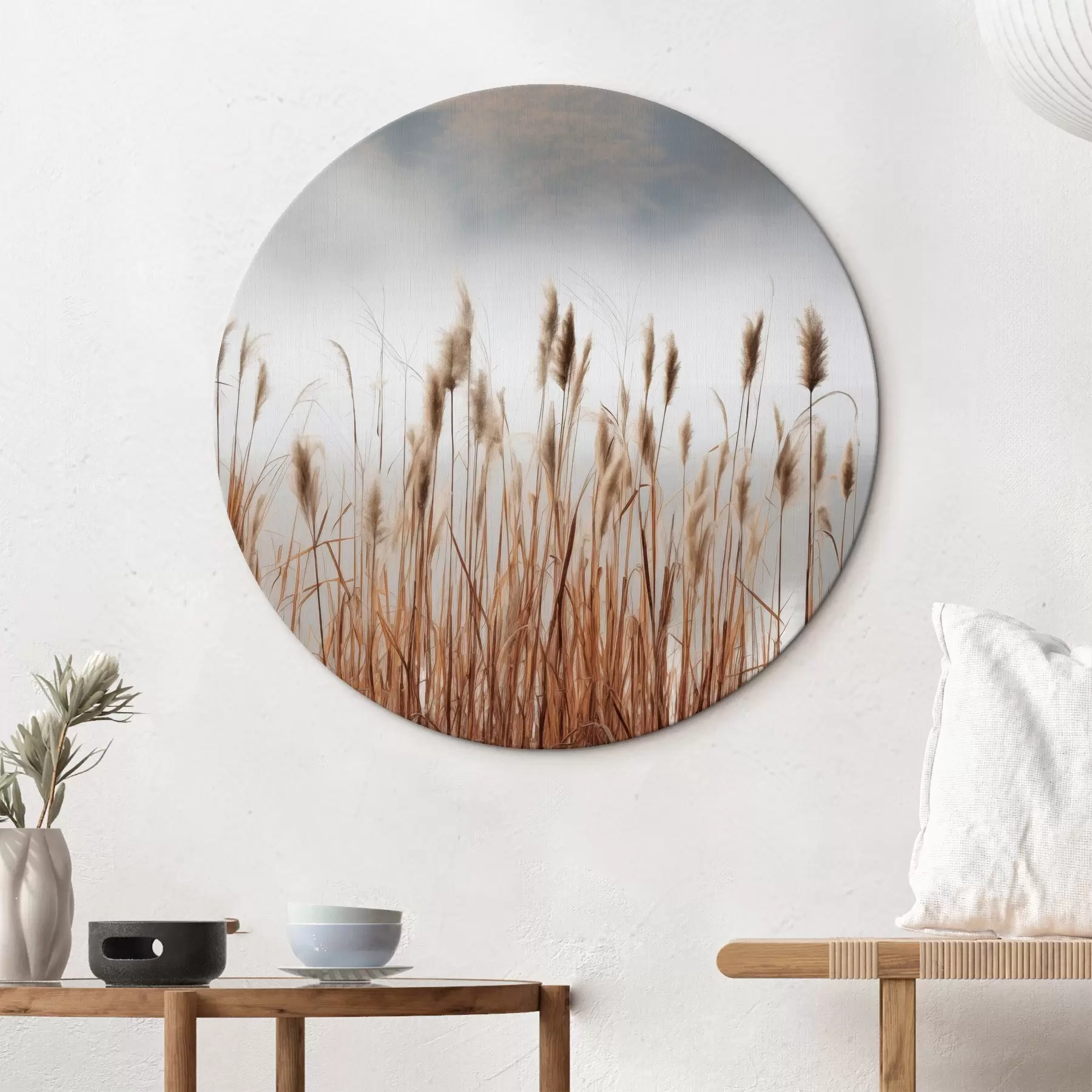 Wandbilder Hohe Schilfpflanzen wachsen in einem Gewässer, das Wasser spiegelt die Schilfpflanzen wider, nebliger Hintergrund, sanftes Licht, Naturszene r46696