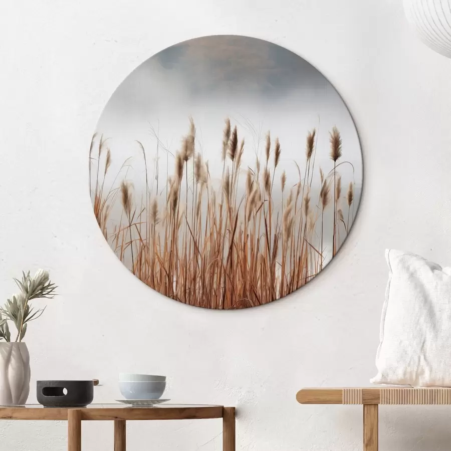 Wandbilder Hohe Schilfpflanzen wachsen in einem Gewässer, das Wasser spiegelt die Schilfpflanzen wider, nebliger Hintergrund, sanftes Licht, Naturszene r46696