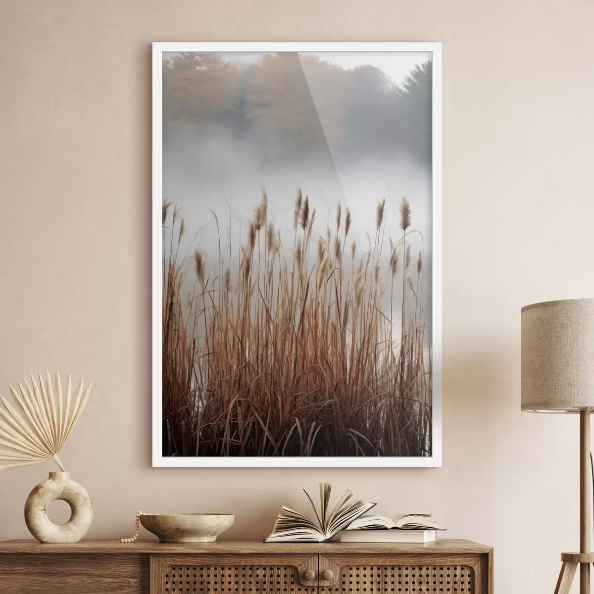 Poster Hohe Schilfpflanzen wachsen in einem Gewässer, das Wasser spiegelt die Schilfpflanzen wider, nebliger Hintergrund, sanftes Licht, Naturszene f46696