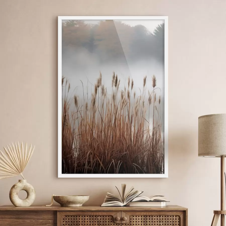 Fototapete Hohe Schilfpflanzen wachsen in einem Gewässer, das Wasser spiegelt die Schilfpflanzen wider, nebliger Hintergrund, sanftes Licht, Naturszene f46696