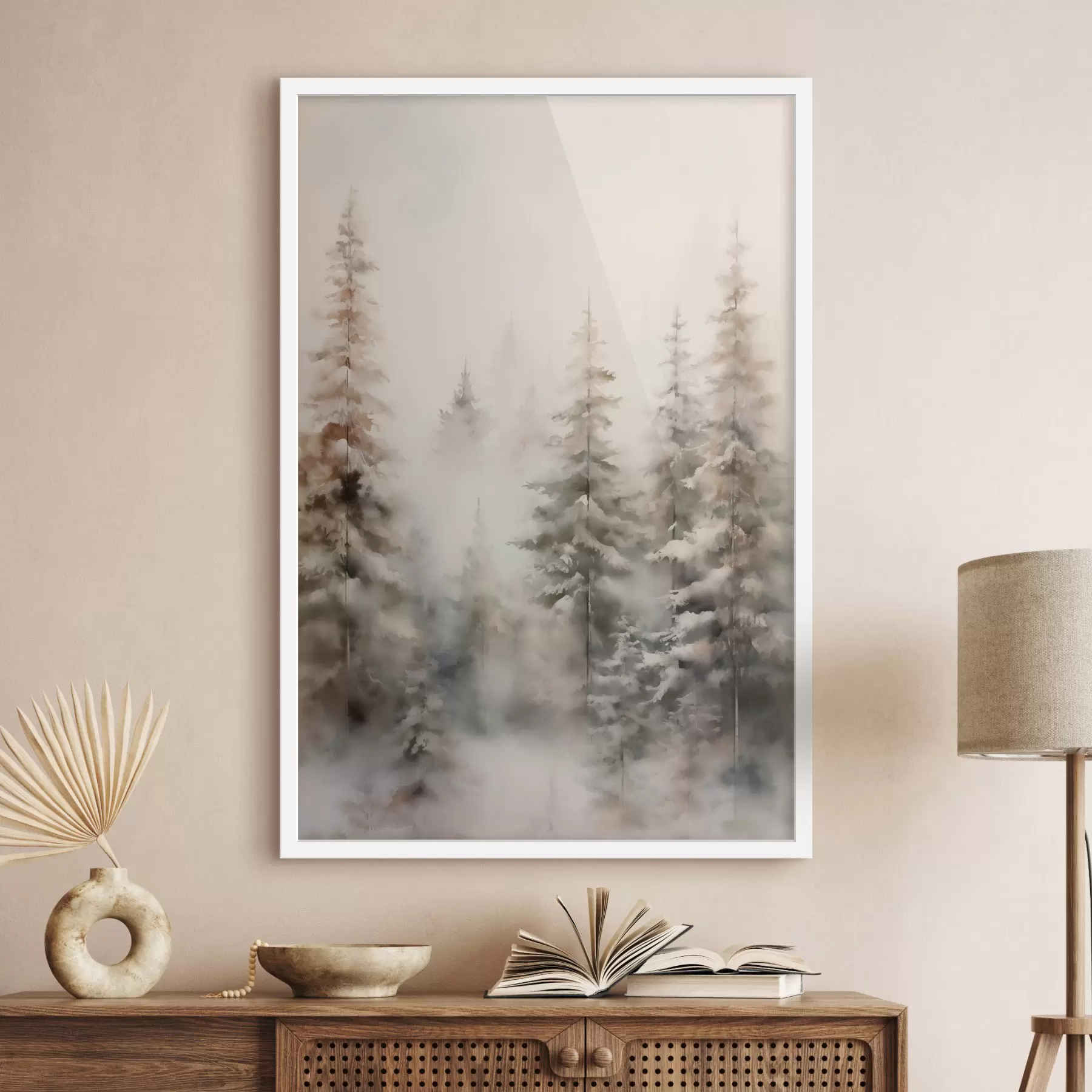 Fototapete Hohe, schneebedeckte Kiefern stehen in einem nebligen Wald, eine sanfte, gedämpfte Winterszene. f46701