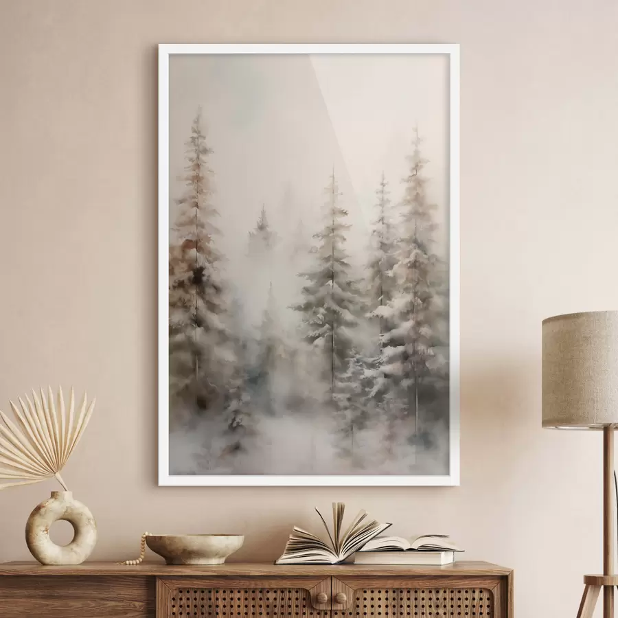 Fototapete Hohe, schneebedeckte Kiefern stehen in einem nebligen Wald, eine sanfte, gedämpfte Winterszene. f46701