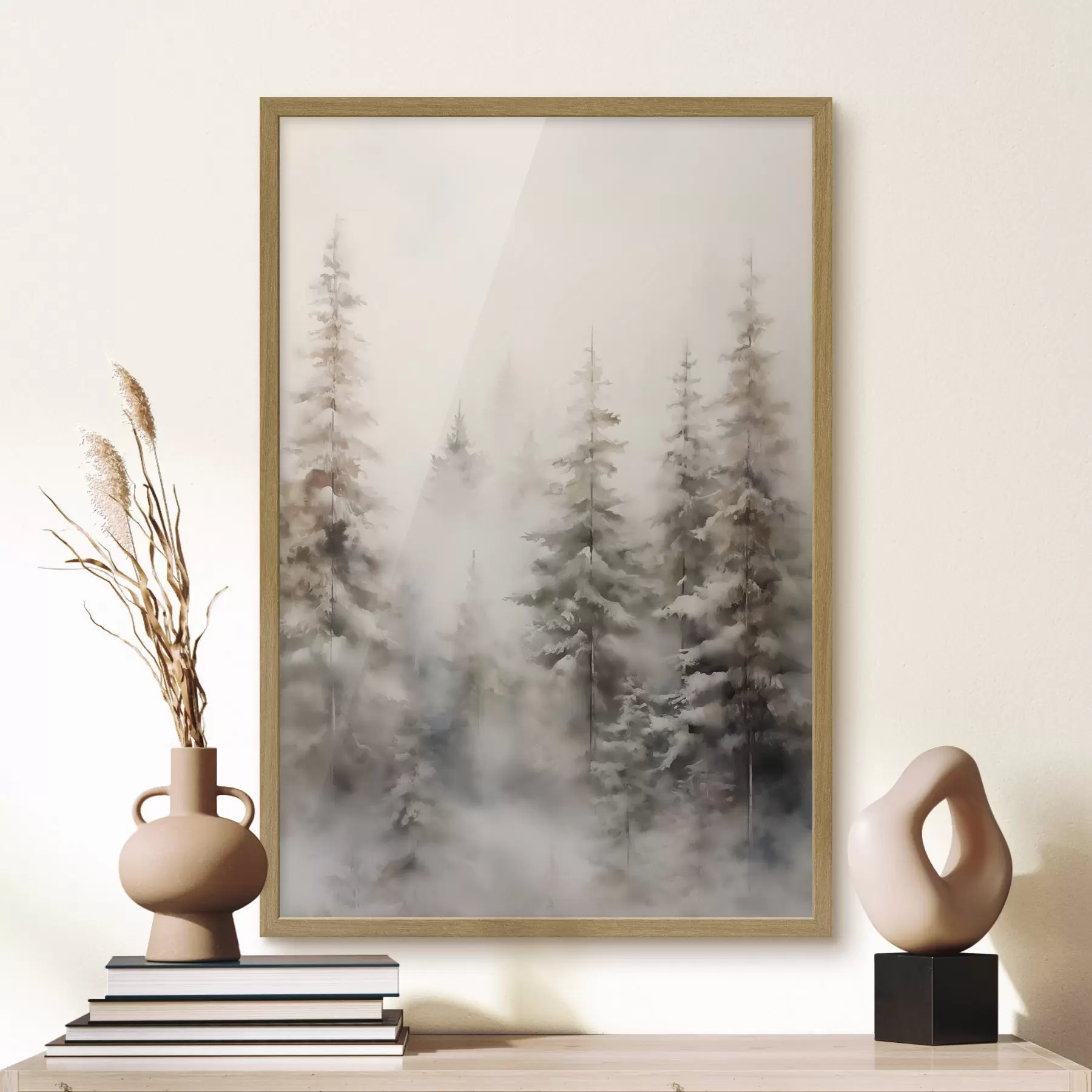 Fototapete Hohe, schneebedeckte Kiefern stehen in einem nebligen Wald, eine sanfte, gedämpfte Winterszene f46701