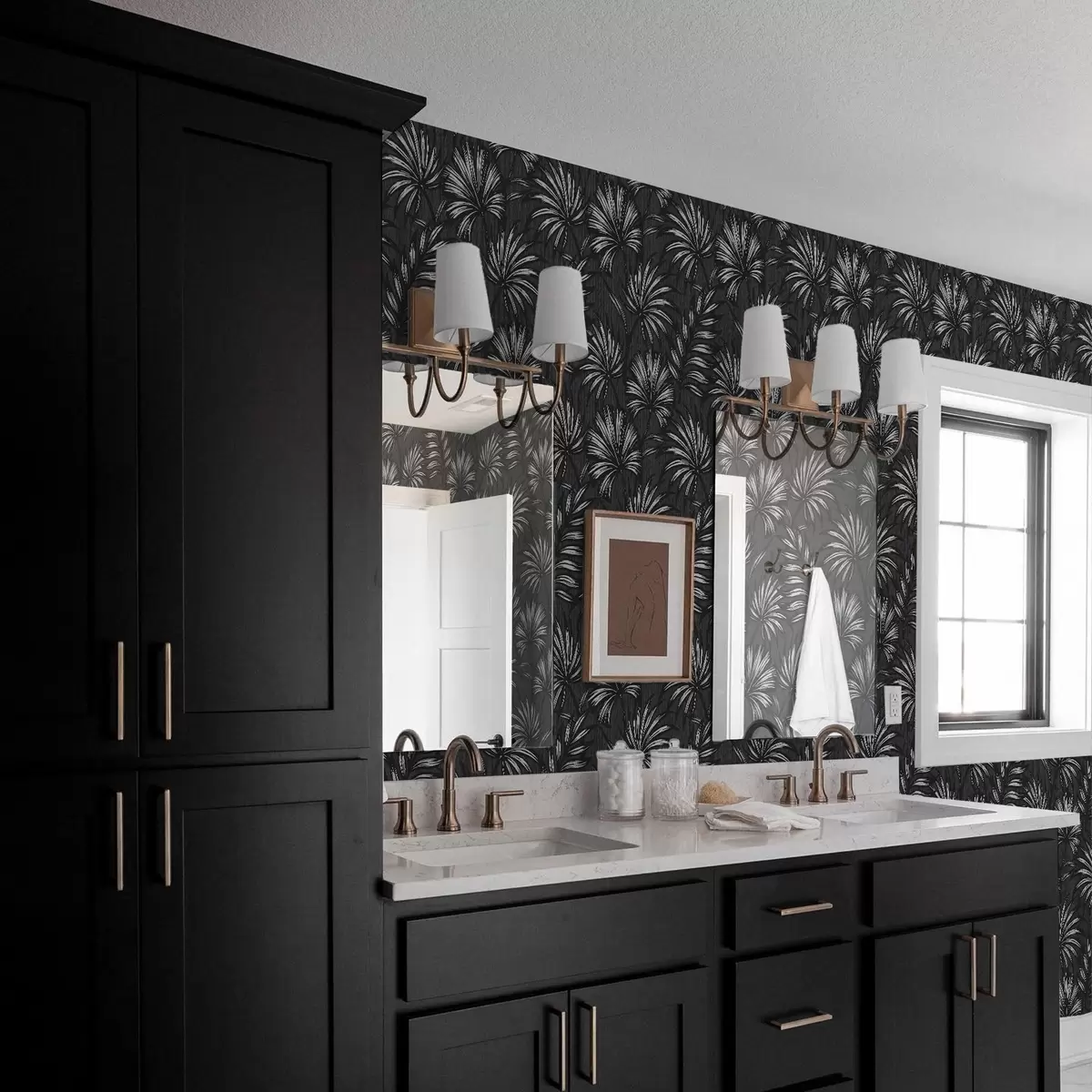 Tapete Schwarz-weiße Palmblätter auf dunklem Hintergrund a00891