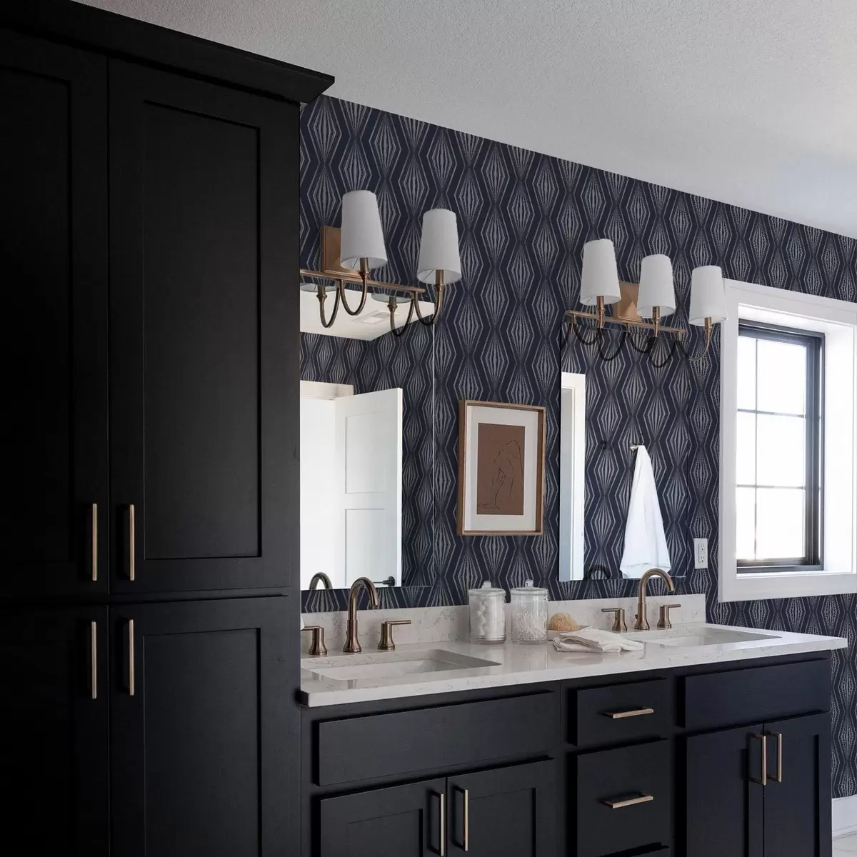 Tapete Geometrische, strahlenförmige Diamanten auf dunkelblauem Hintergrund a00925