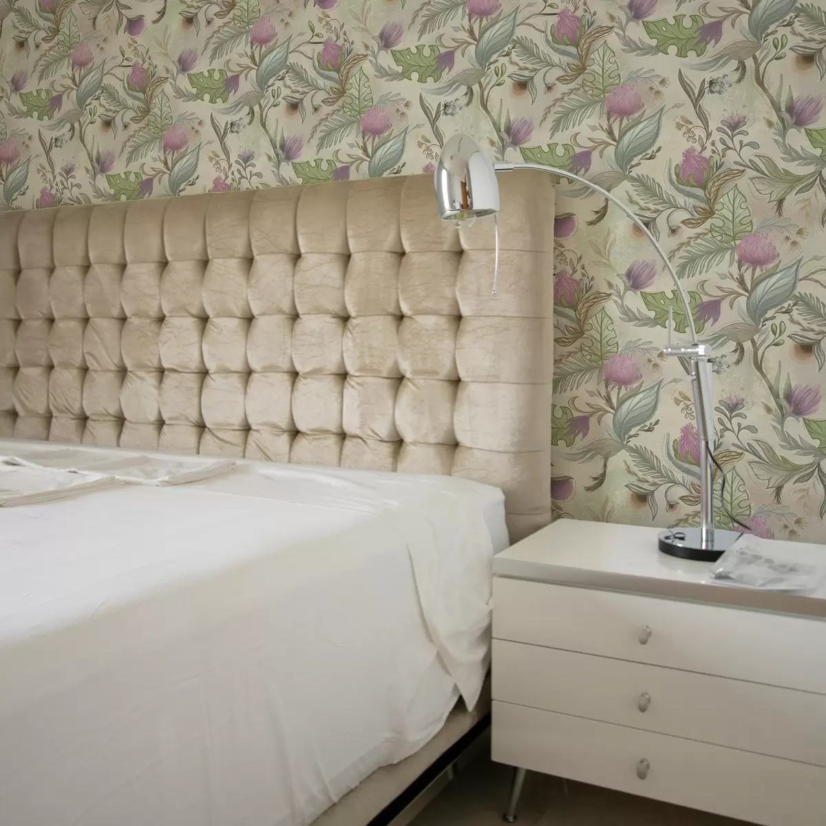 Tapete Fliederknospen und zartes Grün auf cremefarbenem Hintergrund a00930v2