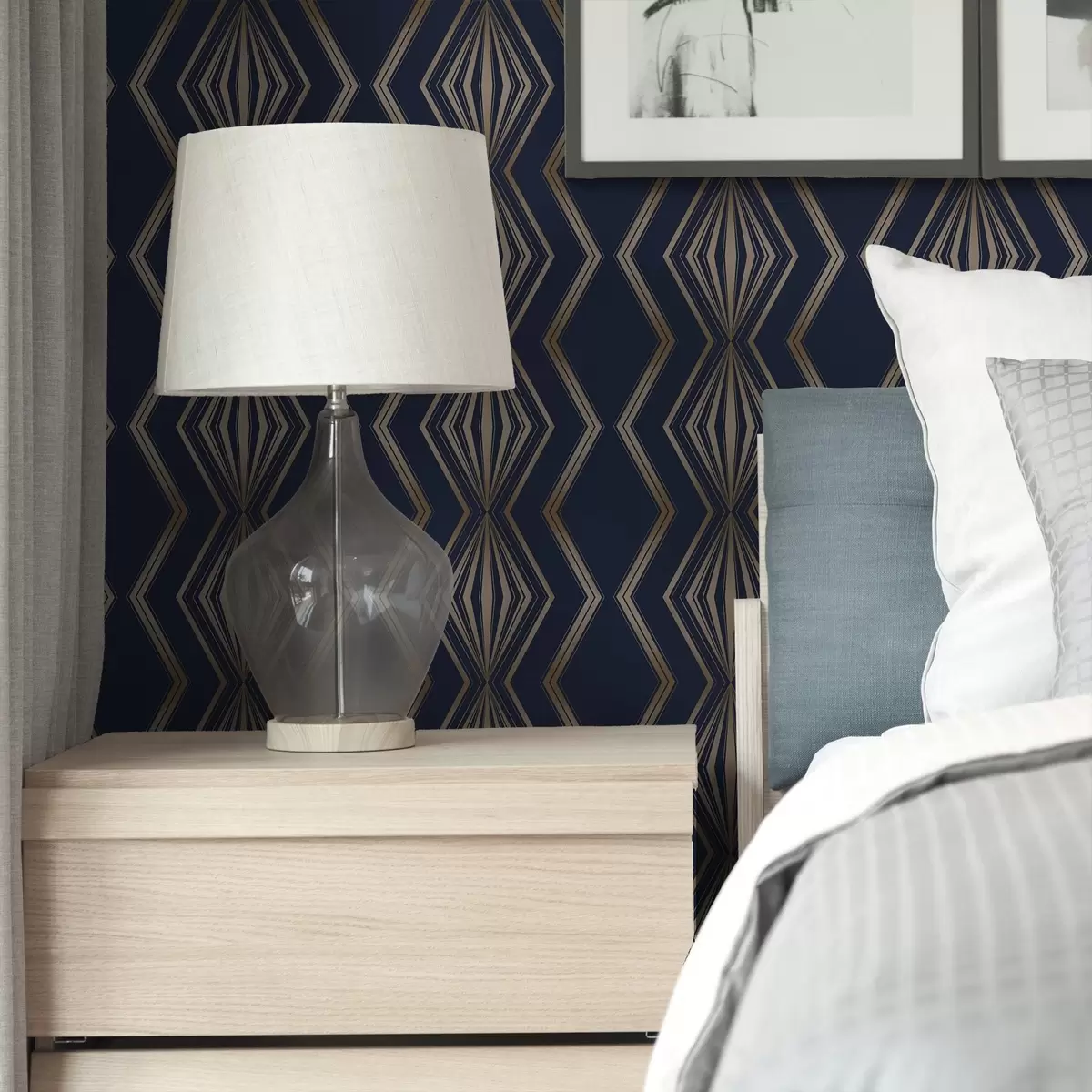 Tapete Dunkelblauer Hintergrund mit geometrischen Rauten und Zickzackmustern a00974v2
