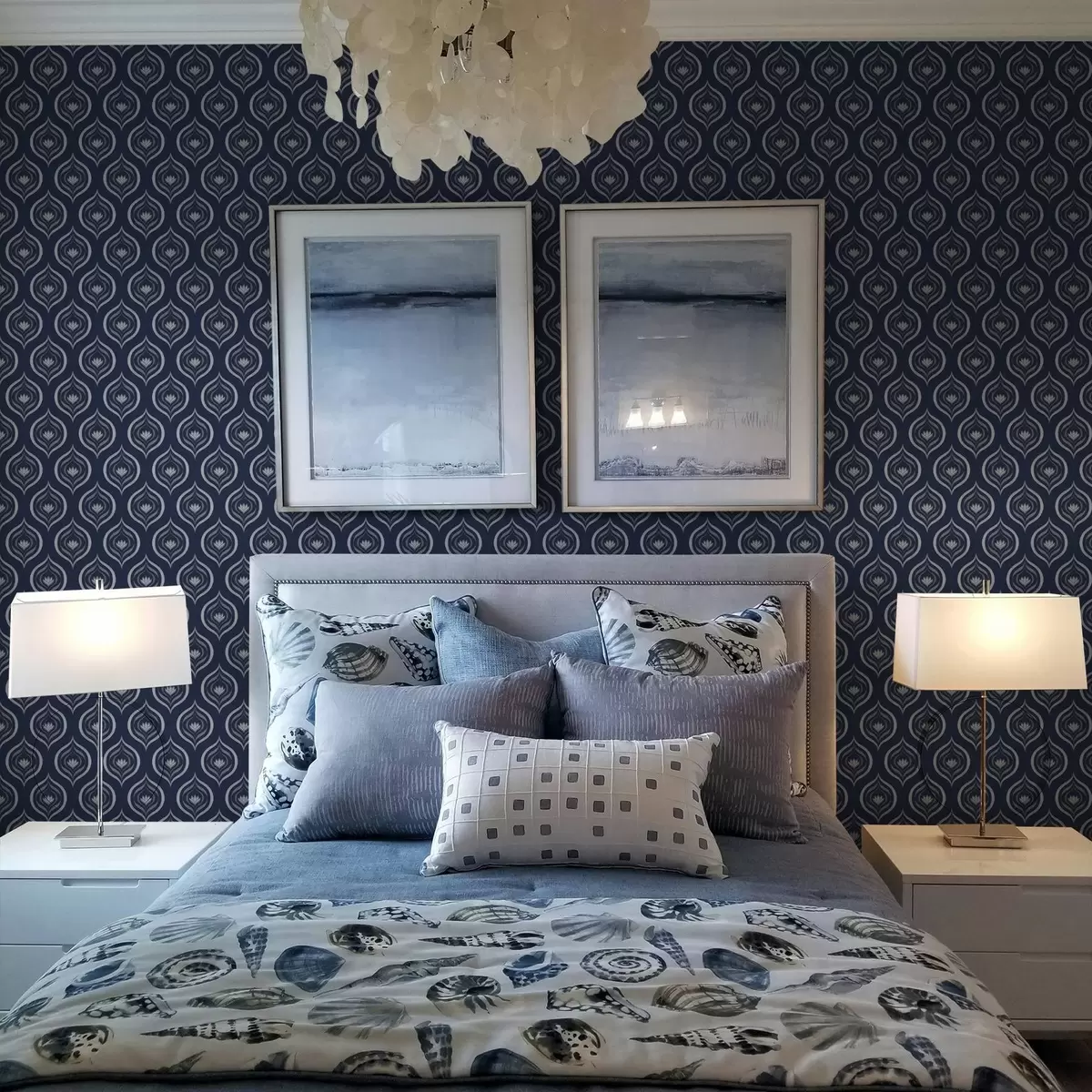 Tapete Kontrastierende Tropfenmotive mit einer Blume auf dunkelblauem Hintergrund a00977v1