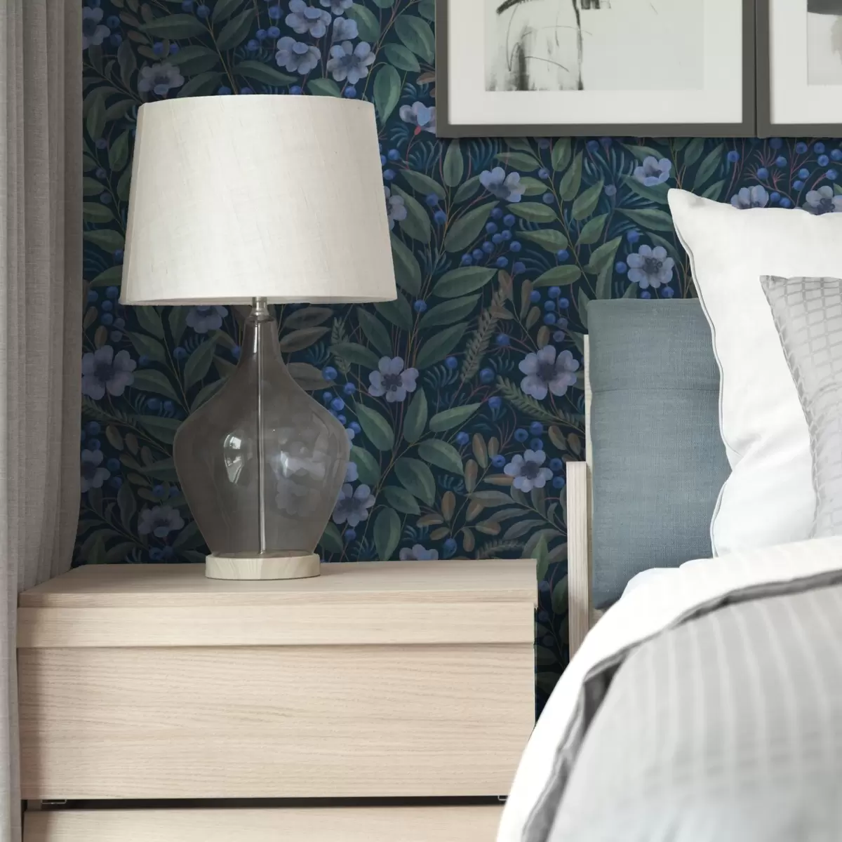 Tapete Mitternachtsblaue Beeren und weiße Blüten in dichtem Laub a00994