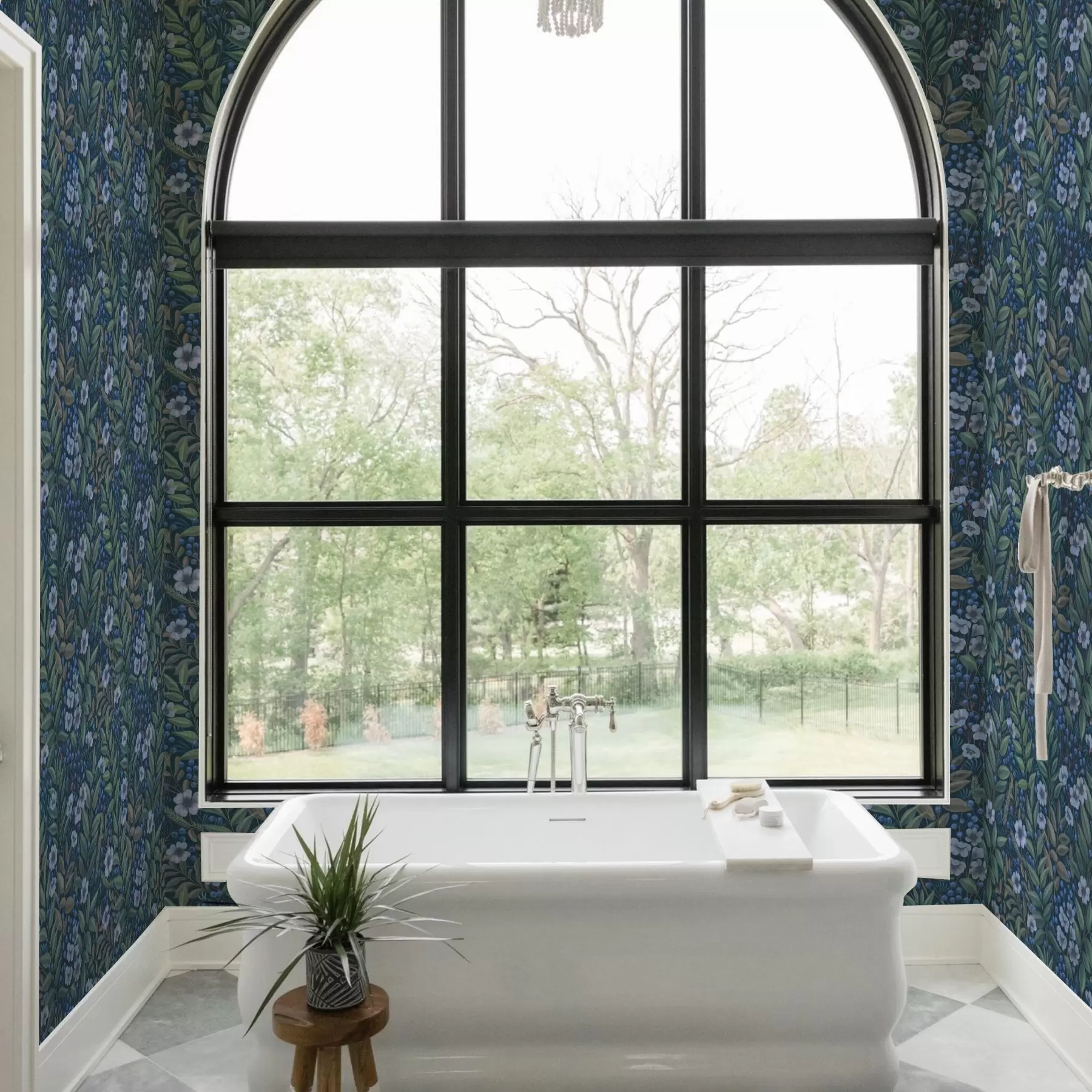 Fototapete Mitternachtsblaue Beeren und weiße Blüten in dichtem Laub a00994