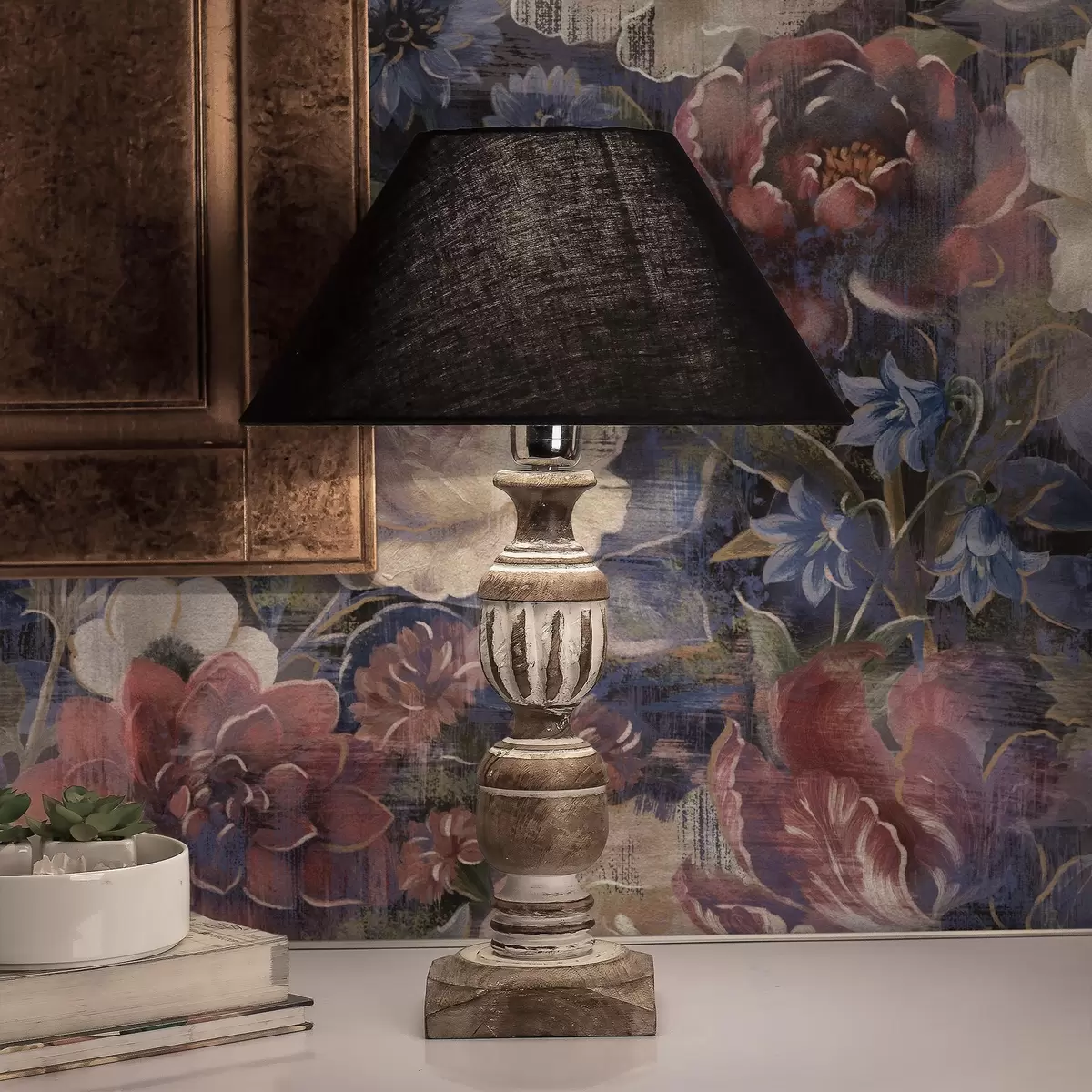 Tapete Malerischer Blumenstrauß aus großen Blumen auf tief indigoblauem Hintergrund a01021