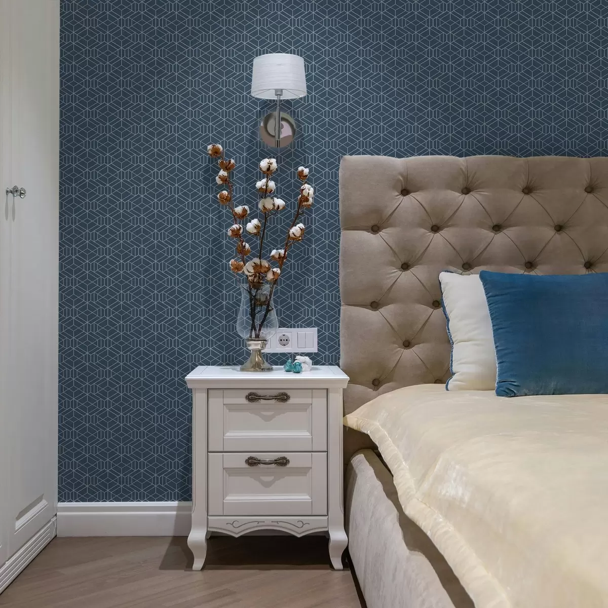 Tapete Blauer Hintergrund mit weißen linearen Würfeln in einem Raster a01067v1