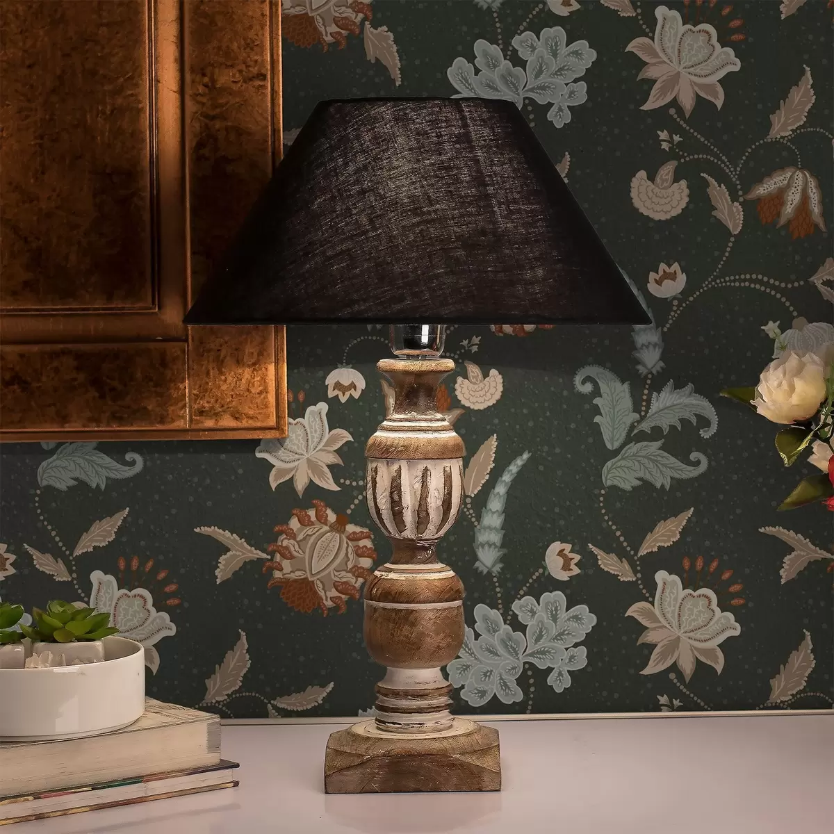 Tapete Dunkelgrüner Hintergrund mit dekorativen Blumen und Blättern a01086