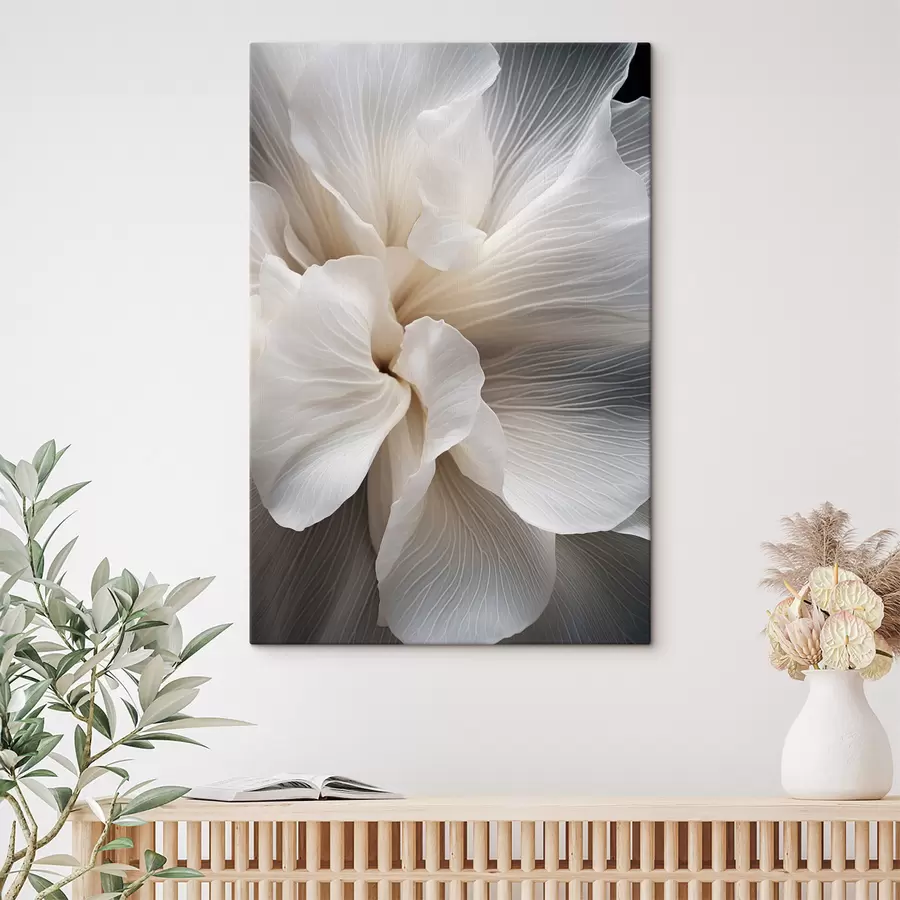 Wandbilder Nahaufnahme von zarten, abstrakten weißen Blütenblättern mit filigranen Linien und einem verschwommenen dunklen Hintergrund s47018