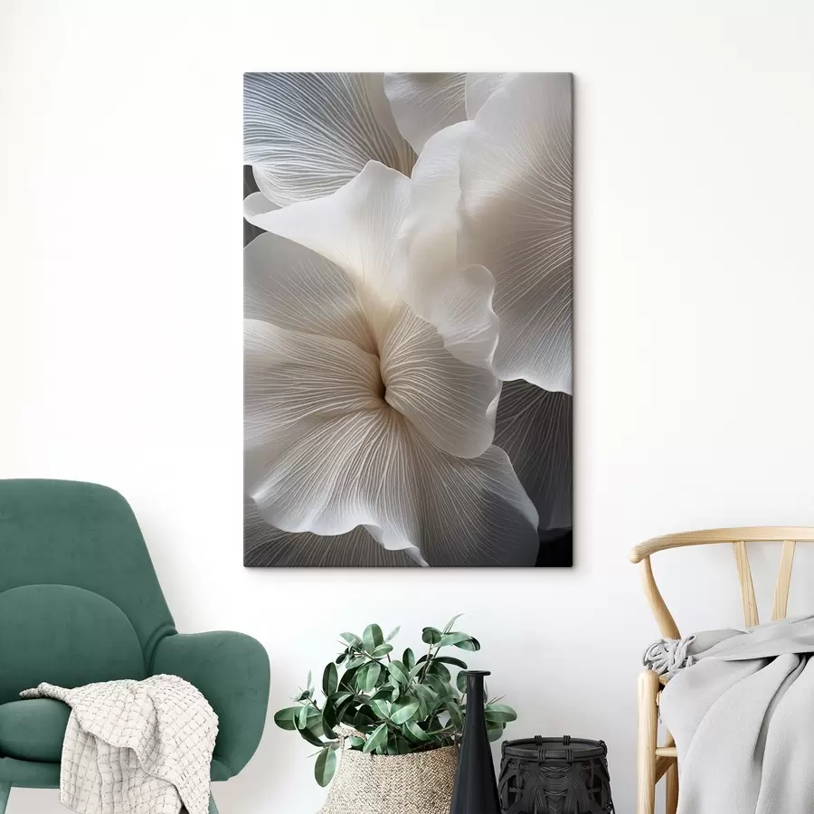 Wandbilder Nahaufnahme von zarten, abstrakten weißen Blütenblättern mit filigranen Linien und einem verschwommenen dunklen Hintergrund s47019