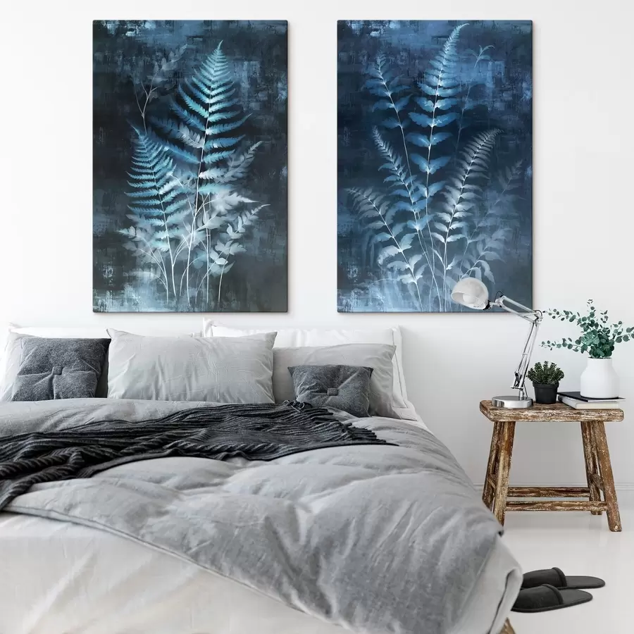 Wandbilder Blaue Farne und Pflanzen vor einem dunklen, strukturierten Hintergrund, mit Fokus auf den komplexen Details, Röntgeneffekt m01121