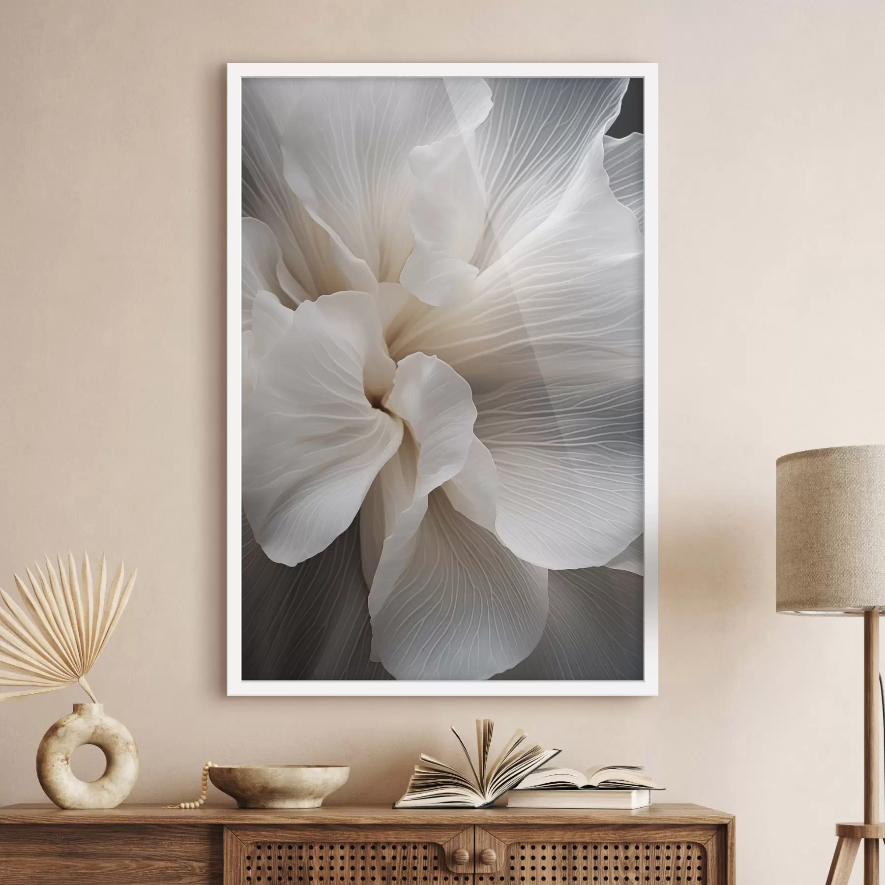 Fototapete Nahaufnahme von zarten, abstrakten weißen Blütenblättern mit filigranen Linien und einem verschwommenen dunklen Hintergrund f47018