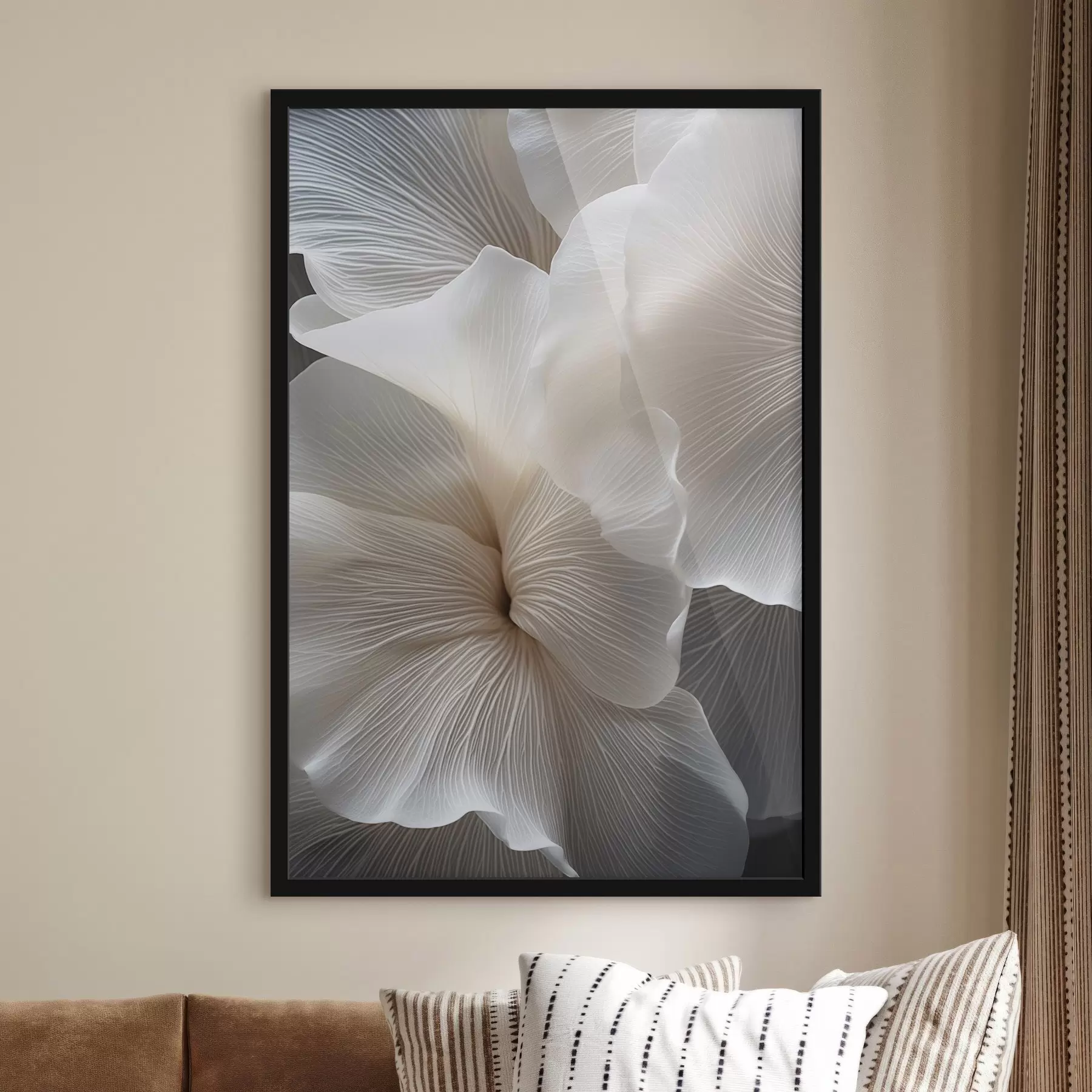 Fototapete Nahaufnahme von zarten, abstrakten weißen Blütenblättern mit filigranen Linien und einem verschwommenen dunklen Hintergrund f47019