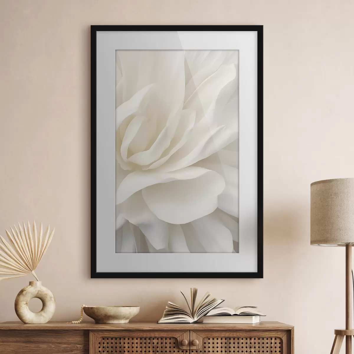Poster Abstrakte weiße Blume mit zarten, geschichteten Blütenblättern, minimalistische Kunst f47024