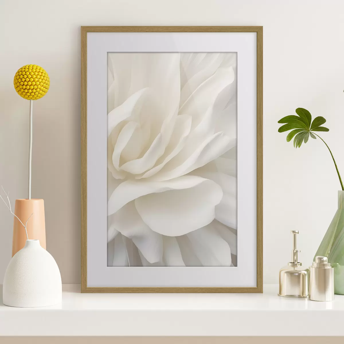 Poster Abstrakte weiße Blume mit zarten, geschichteten Blütenblättern, minimalistische Kunst f47024