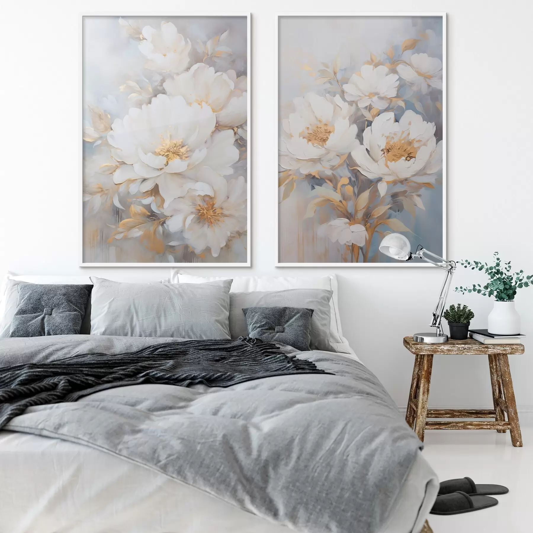 Fototapete Weiße Pfingstrosen mit gelben Blütenkernen und Blättern, sanfte Pinselstriche, hellblauer Hintergrund, Blumenarrangement d00878