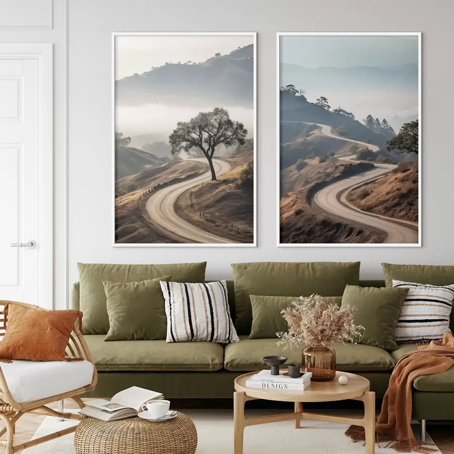 Fototapete Eine kurvenreiche Straße durch eine hügelige Landschaft mit trockenem Gras unter einem klaren Himmel und Bergen in der Ferne d00887