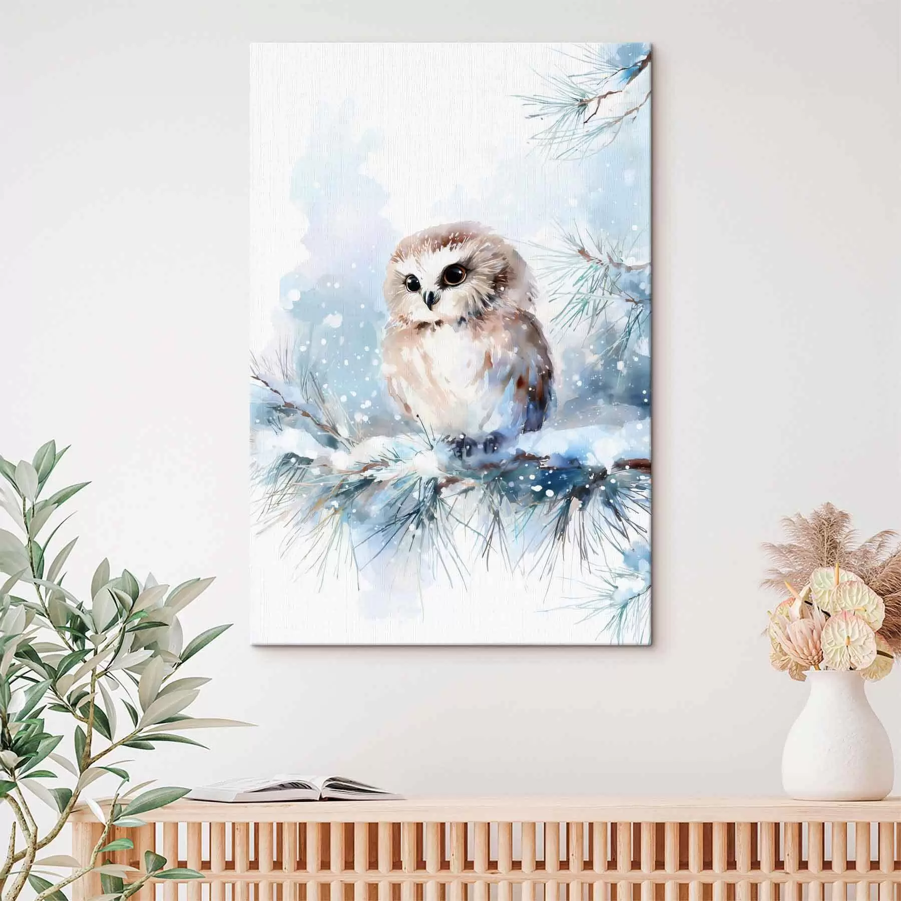 Wandbilder Niedliche Eule auf einem schneebedeckten Tannenzweig im Aquarellstil s47115