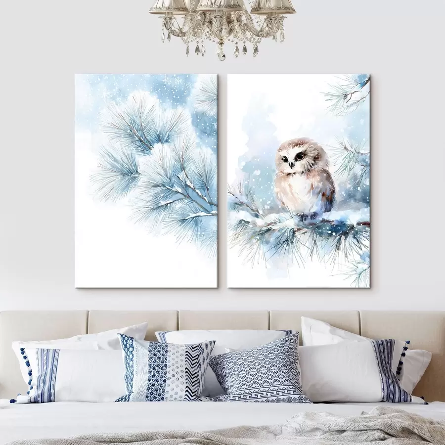 Wandbilder Niedliche Eule auf einem schneebedeckten Tannenzweig im Aquarellstil m01168