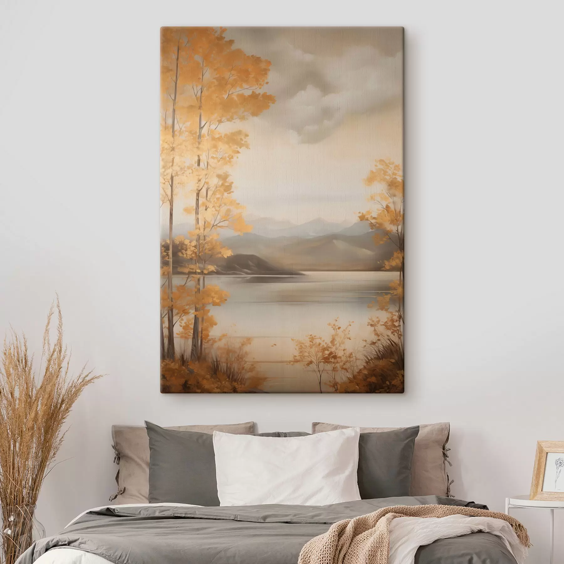 Wandbilder Herbstliche Bäume mit orangefarbenen Blättern umrahmen einen ruhigen See mit fernen Bergen unter einem bewölkten Himmel. s47441