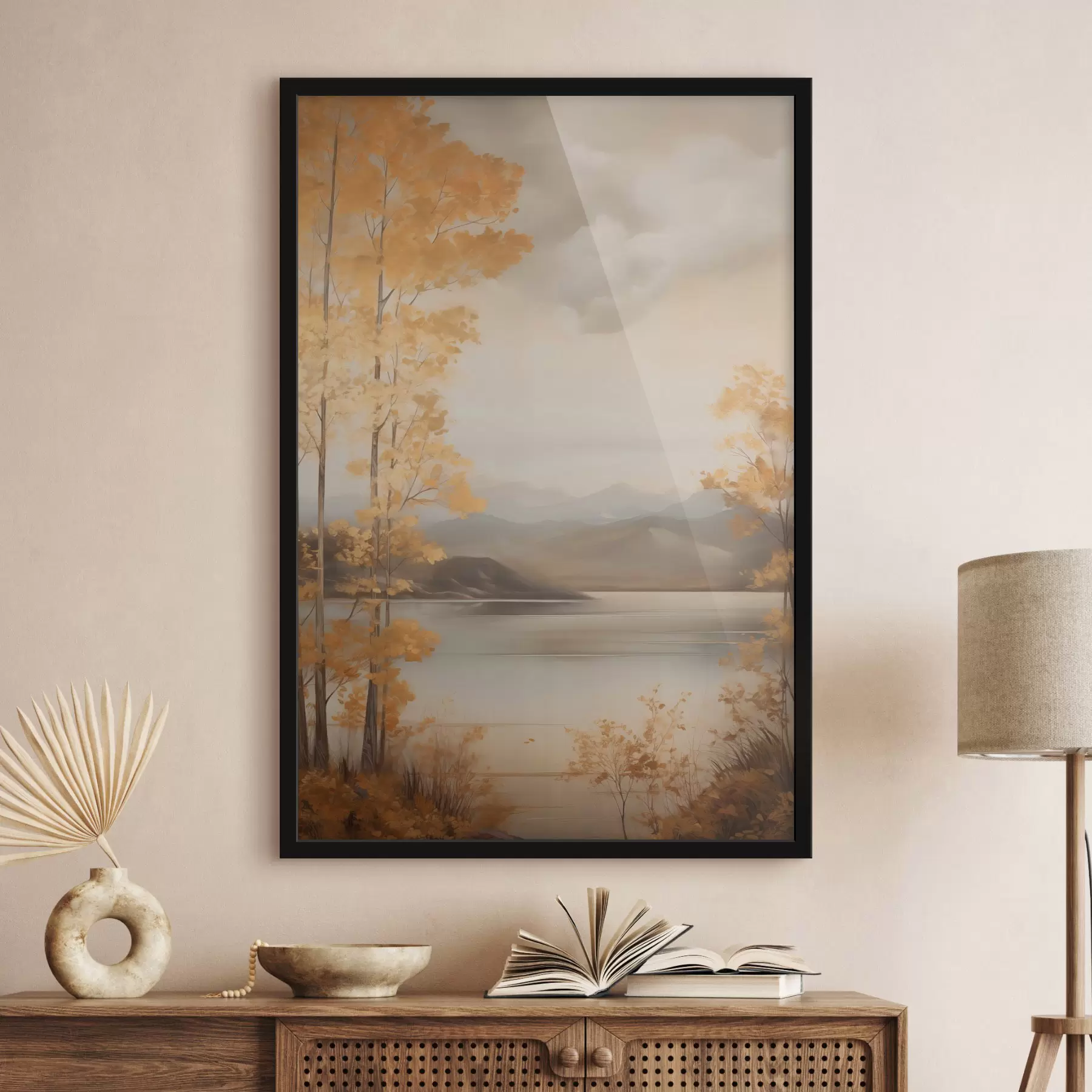 Fototapete Herbstliche Bäume mit orangefarbenen Blättern umrahmen einen ruhigen See mit fernen Bergen unter einem bewölkten Himmel. f47441