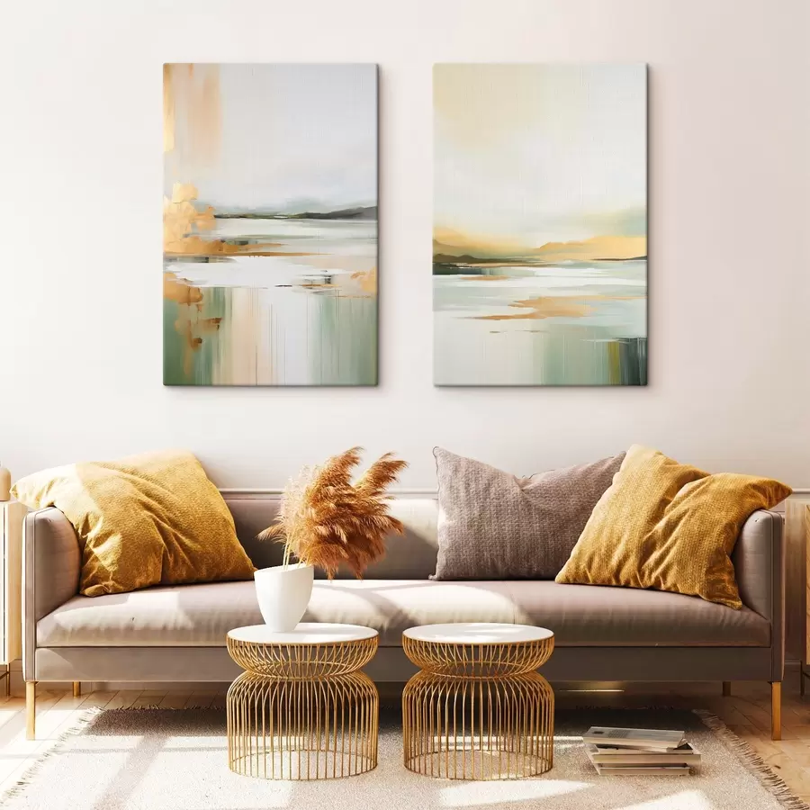 Wandbilder Abstrakte Landschaft mit Gelb- und Grüntönen, Wasser, das den Himmel und entfernte Berge reflektiert, blasser, dunstiger Himmel m01245